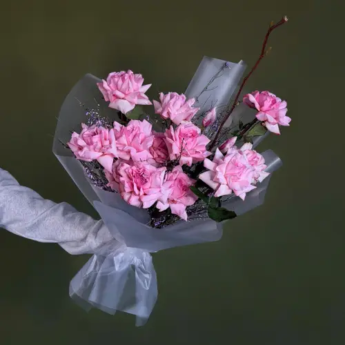 Букет из роз с магнолией и генистой 