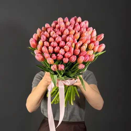 Букет из 101 розово-малиновых тюльпанов
