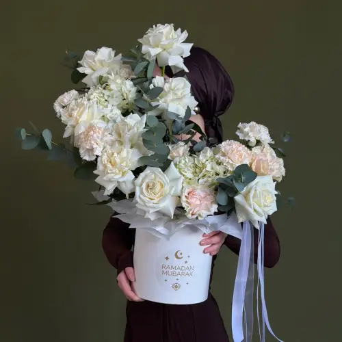 Цветочная композиция из роз, гортензий и гвоздик в шляпной коробке 