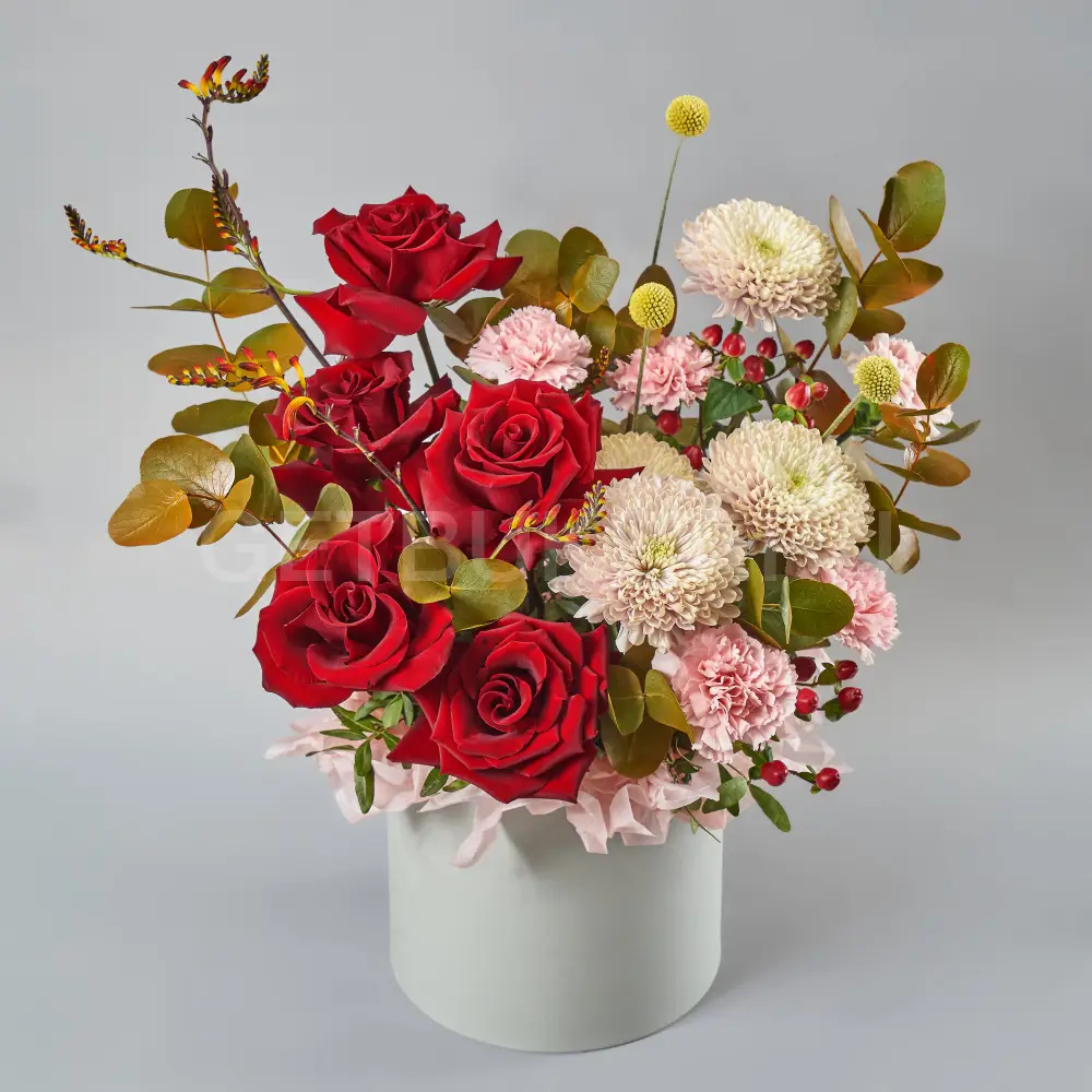 219727 Цветочная композиция из роз, хризантем и гиперикума с краспедией в шляпной коробке