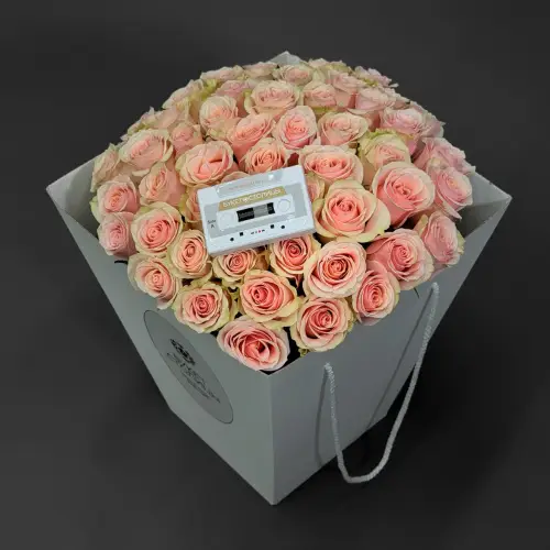 Букет из 51 розовой розы с аудиокассетой в коробке