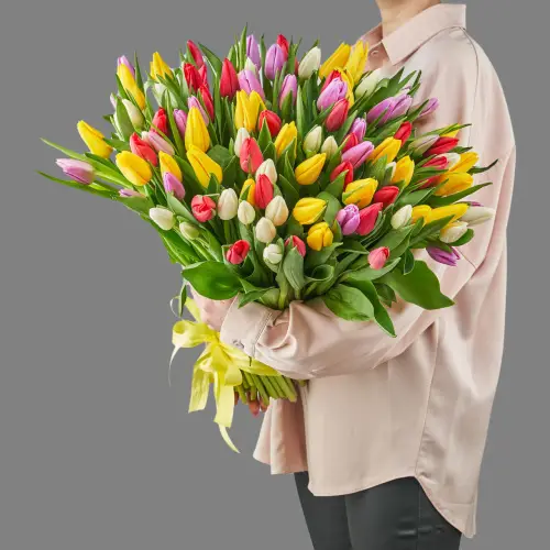 Букет из 101 ярко-цветного тюльпана