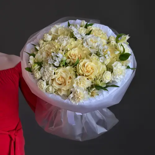 Букет из микса белых роз с аллиумом и альстромерий