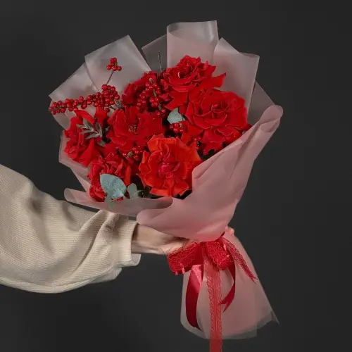 Алый букет красных роз с илексом и эвкалиптом