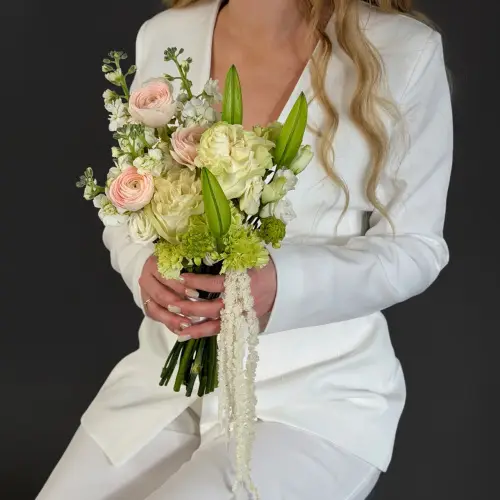 Букет невесты из ранункулюсов, роз и лилии