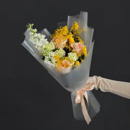 Букет из тюльпанов, мимозы и роз