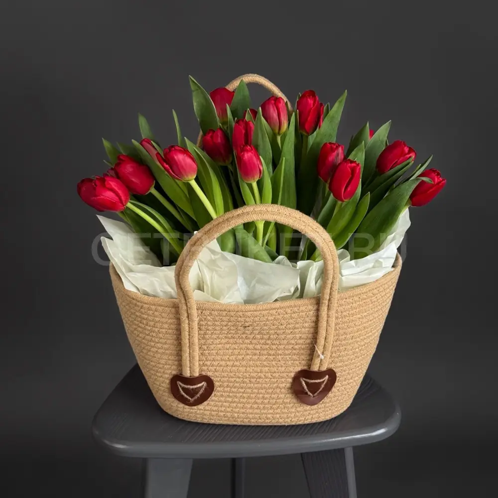 225280 Цветочная корзина тюльпанов