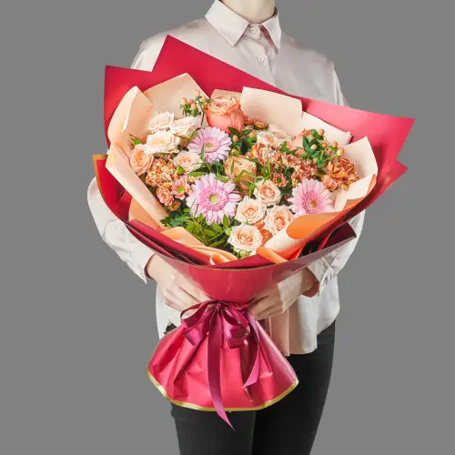 Букет из розовых гербер, хризантем и кустовых роз