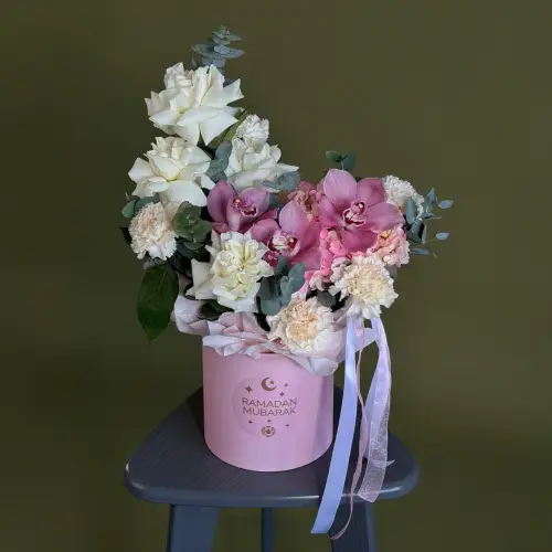 Цветочная композиция из гвоздик, роз и гортензии в шляпной коробке