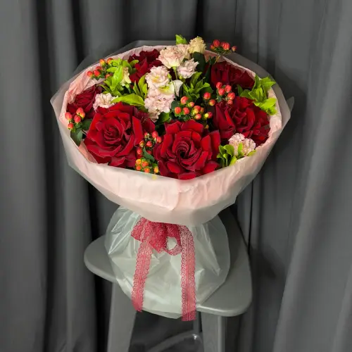 Букет из роз, гиперикума и эустомы 