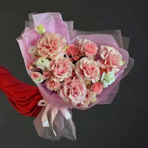 Букет из розовых роз с гвоздиками и эустомой