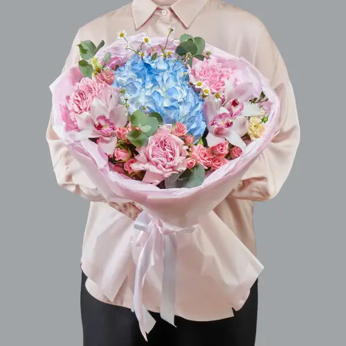 Букет из роз и голубой гортензии с танацетумом