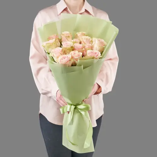 Букет из 15 нежно-розовых роз в упаковке