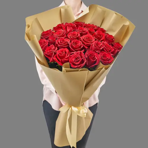 Букет из 25 красных эквадорских роз в упаковке