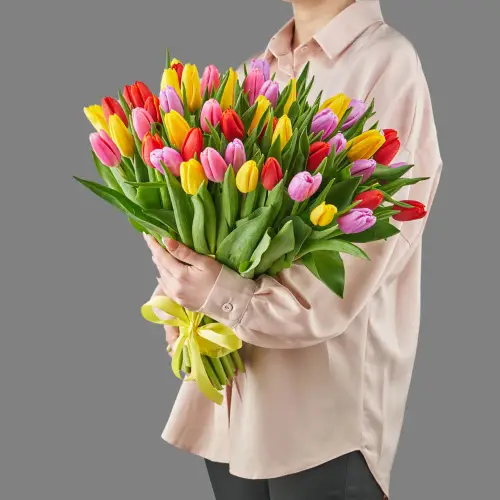 Букет из 51 ярко-цветного тюльпана