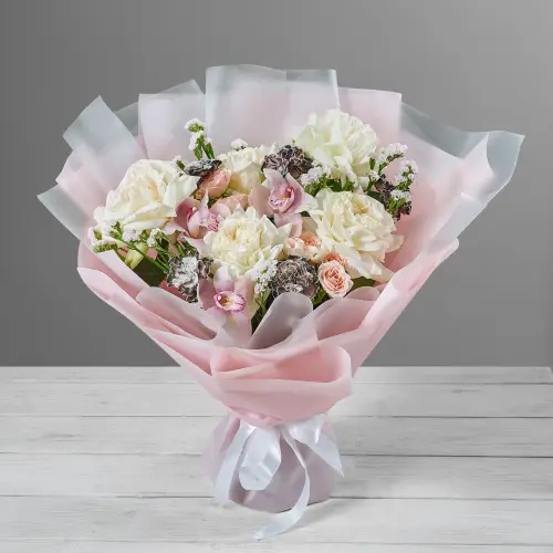 Букет из белых роз, диантуса и орхидеи