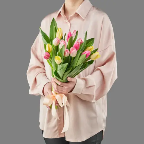 Букет из 15 нежно-цветных тюльпанов
