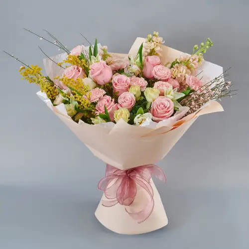 Букет из кустовых роз, мимозы и белого тюльпана