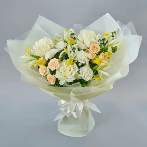 Нежный букет из белых роз, гвоздик и ирисов